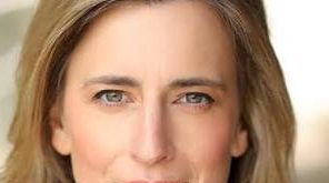 Amerikan televizyon ve sinema dünyasının yükselen isimlerinden biri olan Wallis Currie-Wood, zarif oyunculuğu, etkileyici ekran performansı ve canlandırdığı karakterlere kattığı duygusal derinlikle dikkat çeken genç oyuncular arasında yer almaktadır. Özellikle televizyon dizilerindeki başarılı performanslarıyla tanınan Currie-Wood, kariyerini tiyatro, televizyon ve sinema alanlarında istikrarlı bir şekilde geliştirmektedir.