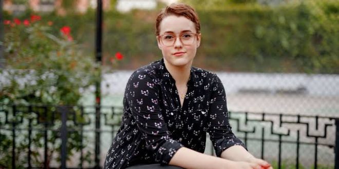 Broadway sahnesinin son yıllarda yetiştirdiği en başarılı genç oyunculardan biri olan Caitlin Kinnunen, güçlü sesi, doğal oyunculuğu ve müzikal tiyatrodaki etkileyici performanslarıyla uluslararası tanınırlık kazanan Amerikalı bir oyuncu ve şarkıcıdır. Özellikle Tony Ödülü'ne aday gösterildiği The Prom müzikalindeki performansıyla geniş kitlelerin dikkatini çeken Kinnunen, hem sahnedeki enerjisi hem de karakterlerine kattığı duygusal derinlikle çağdaş Broadway'in önemli isimleri arasında gösterilmektedir.