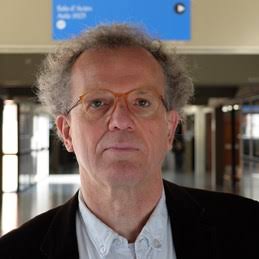 Peter Wagner, çağdaş sosyal teori, sosyoloji, siyaset bilimi ve modernite araştırmaları alanında uluslararası saygınlığa sahip bir araştırmacı ve akademisyendir. Özellikle modernite, demokrasi, küreselleşme, toplumsal dönüşüm, Avrupa düşüncesi ve sosyal teori üzerine yaptığı kapsamlı çalışmalarla tanınan Wagner, modern toplumların tarihsel gelişimini ve günümüzde yaşadığı siyasal, ekonomik ve kültürel değişimleri disiplinler arası bir bakış açısıyla incelemektedir.