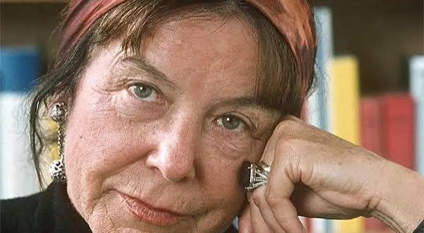Luise Rinser, romanları, günlükleri, denemeleri ve toplumsal meselelere duyarlı yazılarıyla yalnızca bir edebiyatçı değil, aynı zamanda düşünce dünyasına yön veren önemli bir entelektüel olarak kabul edilir. Savaşın yıkıcı etkilerini yaşamış, totaliter rejimlere karşı eleştirel bir duruş sergilemiş ve insan hakları, barış, özgürlük ile maneviyat üzerine yaptığı çalışmalarla geniş bir okuyucu kitlesine ulaşmıştır.