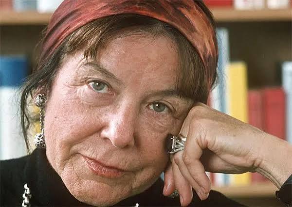 Luise Rinser, romanları, günlükleri, denemeleri ve toplumsal meselelere duyarlı yazılarıyla yalnızca bir edebiyatçı değil, aynı zamanda düşünce dünyasına yön veren önemli bir entelektüel olarak kabul edilir. Savaşın yıkıcı etkilerini yaşamış, totaliter rejimlere karşı eleştirel bir duruş sergilemiş ve insan hakları, barış, özgürlük ile maneviyat üzerine yaptığı çalışmalarla geniş bir okuyucu kitlesine ulaşmıştır.