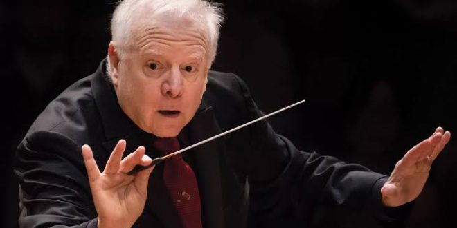 Klasik müzik dünyasının önde gelen orkestra şeflerinden biri olan Leonard Slatkin, yarım yüzyılı aşan kariyeri boyunca dünyanın en saygın senfoni orkestralarını yönetmiş, çağdaş müziğin tanıtılmasına öncülük etmiş ve Amerikan klasik müzik repertuvarının uluslararası alanda daha geniş kitlelere ulaşmasını sağlamıştır.