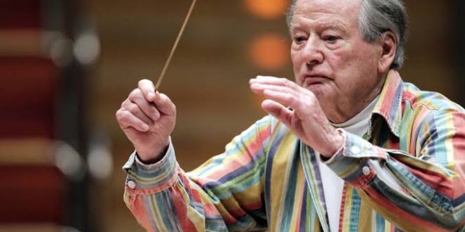 Klasik müzik dünyasında zarif yorumu, kusursuz müzikal disiplini ve oda orkestrası geleneğine yaptığı eşsiz katkılarla tanınan Sir Neville Marriner, 20. yüzyılın en önemli orkestra şeflerinden biridir. Aynı zamanda başarılı bir kemancı olan Marriner, kurduğu Academy of St Martin in the Fields ile yalnızca İngiltere'nin değil, tüm dünyanın en saygın oda orkestralarından birini yaratmıştır.