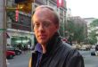 Gazetecilik dünyasında savaş muhabirliği, araştırmacı habercilik ve siyasi analizleriyle tanınan Chris Hedges, çağdaş Amerikan medyasının en dikkat çeken gazeteci ve yazarlarından biridir. Yaklaşık yirmi yıl boyunca dünyanın farklı çatışma bölgelerinde görev yapan Hedges, savaşların insani etkilerini yerinde gözlemlemiş, uluslararası krizleri sahadan aktarmış ve bu deneyimlerini kitaplarına yansıtmıştır.