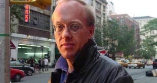 Gazetecilik dünyasında savaş muhabirliği, araştırmacı habercilik ve siyasi analizleriyle tanınan Chris Hedges, çağdaş Amerikan medyasının en dikkat çeken gazeteci ve yazarlarından biridir. Yaklaşık yirmi yıl boyunca dünyanın farklı çatışma bölgelerinde görev yapan Hedges, savaşların insani etkilerini yerinde gözlemlemiş, uluslararası krizleri sahadan aktarmış ve bu deneyimlerini kitaplarına yansıtmıştır.