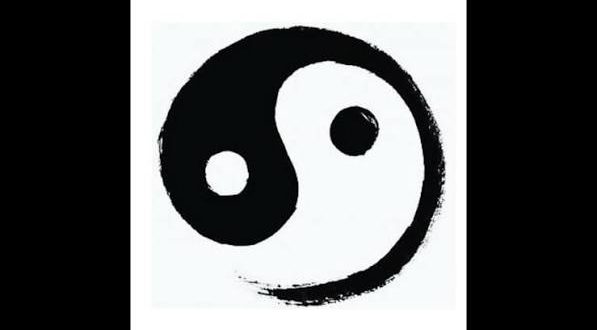 Yin ve Yang ilkesi, binlerce yıllık Çin düşüncesinin temel taşlarından biri olarak kabul edilen, evrendeki tüm varlıkların ve olayların birbirini tamamlayan karşıt güçlerin etkileşimiyle oluştuğunu ifade eden felsefi bir kavramdır. Günümüzde yalnızca felsefe alanında değil; tıp, psikoloji, mimari, dövüş sanatları, meditasyon, yaşam koçluğu ve kişisel gelişim gibi birçok farklı disiplin içerisinde de sıkça kullanılan Yin ve Yang anlayışı, denge ve uyumun önemini vurgulayan evrensel bir bakış açısı sunar.