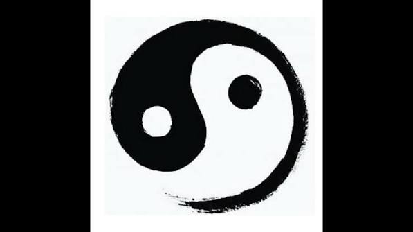 Yin ve Yang ilkesi, binlerce yıllık Çin düşüncesinin temel taşlarından biri olarak kabul edilen, evrendeki tüm varlıkların ve olayların birbirini tamamlayan karşıt güçlerin etkileşimiyle oluştuğunu ifade eden felsefi bir kavramdır. Günümüzde yalnızca felsefe alanında değil; tıp, psikoloji, mimari, dövüş sanatları, meditasyon, yaşam koçluğu ve kişisel gelişim gibi birçok farklı disiplin içerisinde de sıkça kullanılan Yin ve Yang anlayışı, denge ve uyumun önemini vurgulayan evrensel bir bakış açısı sunar.