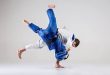 Judo, fiziksel güçten çok teknik beceri, denge, zamanlama ve stratejiyi ön plana çıkaran, dünyanın en popüler dövüş sporlarından biridir. Kökeni Japonya'ya dayanan bu disiplin, günümüzde hem profesyonel sporcular hem de kişisel gelişim amacıyla eğitim alan milyonlarca insan tarafından uygulanmaktadır. Olimpiyat Oyunları'nın en prestijli branşlarından biri olan judo, yalnızca bir mücadele sporu değil, aynı zamanda karakter gelişimini, disiplini ve saygıyı temel alan bir eğitim sistemidir.