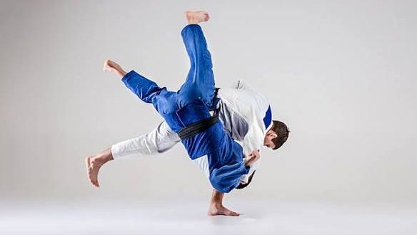 Judo, fiziksel güçten çok teknik beceri, denge, zamanlama ve stratejiyi ön plana çıkaran, dünyanın en popüler dövüş sporlarından biridir. Kökeni Japonya'ya dayanan bu disiplin, günümüzde hem profesyonel sporcular hem de kişisel gelişim amacıyla eğitim alan milyonlarca insan tarafından uygulanmaktadır. Olimpiyat Oyunları'nın en prestijli branşlarından biri olan judo, yalnızca bir mücadele sporu değil, aynı zamanda karakter gelişimini, disiplini ve saygıyı temel alan bir eğitim sistemidir.