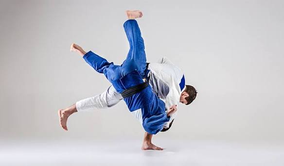 Judo, fiziksel güçten çok teknik beceri, denge, zamanlama ve stratejiyi ön plana çıkaran, dünyanın en popüler dövüş sporlarından biridir. Kökeni Japonya'ya dayanan bu disiplin, günümüzde hem profesyonel sporcular hem de kişisel gelişim amacıyla eğitim alan milyonlarca insan tarafından uygulanmaktadır. Olimpiyat Oyunları'nın en prestijli branşlarından biri olan judo, yalnızca bir mücadele sporu değil, aynı zamanda karakter gelişimini, disiplini ve saygıyı temel alan bir eğitim sistemidir.