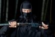 Ninja, Japon tarihinin en gizemli ve en çok ilgi gören figürlerinden biri olarak yüzyıllardır insanların hayal gücünü beslemektedir. Filmler, romanlar, çizgi romanlar, video oyunları ve televizyon dizileri sayesinde dünya çapında tanınan ninjalar, çoğu zaman doğaüstü yeteneklere sahip savaşçılar olarak tasvir edilse de tarihsel gerçekler bu popüler imajdan oldukça farklıdır.