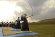 Kyudo, Japonya'nın geleneksel okçuluk sanatı olarak bilinen, fiziksel beceriyi zihinsel disiplin ve ruhsal gelişimle birleştiren köklü bir savaş sanatıdır. Kelime anlamı "Yayın Yolu" olan Kyudo, yalnızca hedefi vurmayı amaçlayan bir spor değil; sabır, odaklanma, denge, nefes kontrolü ve karakter gelişimini ön plana çıkaran kapsamlı bir yaşam disiplinidir.