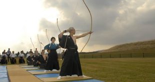 Kyudo, Japonya'nın geleneksel okçuluk sanatı olarak bilinen, fiziksel beceriyi zihinsel disiplin ve ruhsal gelişimle birleştiren köklü bir savaş sanatıdır. Kelime anlamı "Yayın Yolu" olan Kyudo, yalnızca hedefi vurmayı amaçlayan bir spor değil; sabır, odaklanma, denge, nefes kontrolü ve karakter gelişimini ön plana çıkaran kapsamlı bir yaşam disiplinidir.