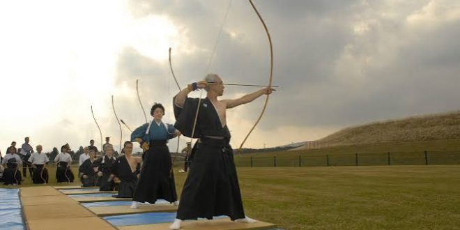 Kyudo, Japonya'nın geleneksel okçuluk sanatı olarak bilinen, fiziksel beceriyi zihinsel disiplin ve ruhsal gelişimle birleştiren köklü bir savaş sanatıdır. Kelime anlamı "Yayın Yolu" olan Kyudo, yalnızca hedefi vurmayı amaçlayan bir spor değil; sabır, odaklanma, denge, nefes kontrolü ve karakter gelişimini ön plana çıkaran kapsamlı bir yaşam disiplinidir.