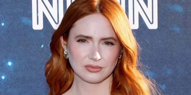 İskoç oyuncu, yönetmen, senarist ve eski model Karen Gillan, son yılların en başarılı Britanyalı oyuncularından biri olarak uluslararası sinema dünyasında önemli bir yer edinmiştir. Özellikle Doctor Who dizisinde canlandırdığı Amy Pond karakteriyle geniş kitleler tarafından tanınan Gillan, daha sonra Marvel Sinematik Evreni'nde hayat verdiği Nebula karakteriyle kariyerini küresel ölçekte farklı bir seviyeye taşımıştır.