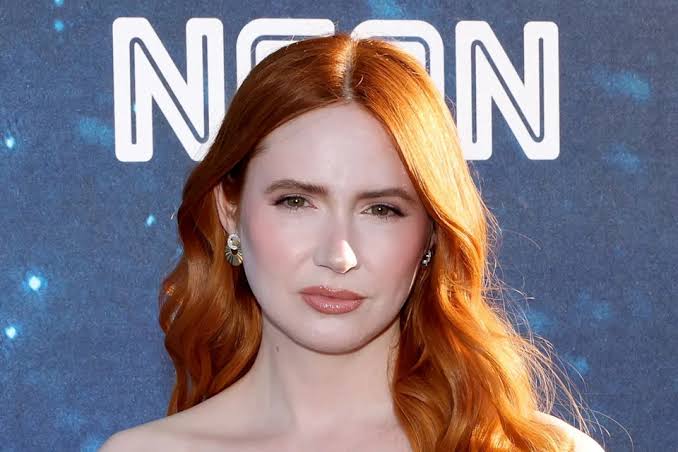 İskoç oyuncu, yönetmen, senarist ve eski model Karen Gillan, son yılların en başarılı Britanyalı oyuncularından biri olarak uluslararası sinema dünyasında önemli bir yer edinmiştir. Özellikle Doctor Who dizisinde canlandırdığı Amy Pond karakteriyle geniş kitleler tarafından tanınan Gillan, daha sonra Marvel Sinematik Evreni'nde hayat verdiği Nebula karakteriyle kariyerini küresel ölçekte farklı bir seviyeye taşımıştır.