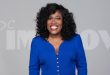 Amerikan eğlence sektörünün en tanınmış kadın komedyenlerinden biri olan Sheryl Underwood, stand-up komedi sahnesindeki başarısını televizyon sunuculuğu, oyunculuk, radyo yayıncılığı ve yapımcılıkla taçlandırmış çok yönlü bir sanatçıdır. Kendine özgü mizah anlayışı, güçlü hitabet yeteneği ve samimi kişiliği sayesinde onlarca yıldır Amerikan televizyonlarının en sevilen yüzlerinden biri olmayı başarmıştır.
