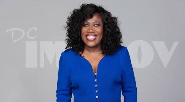 Amerikan eğlence sektörünün en tanınmış kadın komedyenlerinden biri olan Sheryl Underwood, stand-up komedi sahnesindeki başarısını televizyon sunuculuğu, oyunculuk, radyo yayıncılığı ve yapımcılıkla taçlandırmış çok yönlü bir sanatçıdır. Kendine özgü mizah anlayışı, güçlü hitabet yeteneği ve samimi kişiliği sayesinde onlarca yıldır Amerikan televizyonlarının en sevilen yüzlerinden biri olmayı başarmıştır.