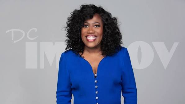 Amerikan eğlence sektörünün en tanınmış kadın komedyenlerinden biri olan Sheryl Underwood, stand-up komedi sahnesindeki başarısını televizyon sunuculuğu, oyunculuk, radyo yayıncılığı ve yapımcılıkla taçlandırmış çok yönlü bir sanatçıdır. Kendine özgü mizah anlayışı, güçlü hitabet yeteneği ve samimi kişiliği sayesinde onlarca yıldır Amerikan televizyonlarının en sevilen yüzlerinden biri olmayı başarmıştır.