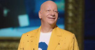 Stand-up komedi dünyasında bazı isimler yalnızca sahnedeki performanslarıyla değil, geliştirdikleri özgün tarzla da tarihe geçer. Jeff Ross, tam da bu isimlerden biridir. Özellikle "roast" adı verilen mizahi eleştiri gösterilerinin modern dönemdeki en önemli temsilcisi olarak kabul edilen Ross, sert ama zekice yazılmış esprileri, doğaçlama yeteneği ve kendine özgü sahne hakimiyeti sayesinde dünya çapında büyük bir hayran kitlesi edinmiştir.