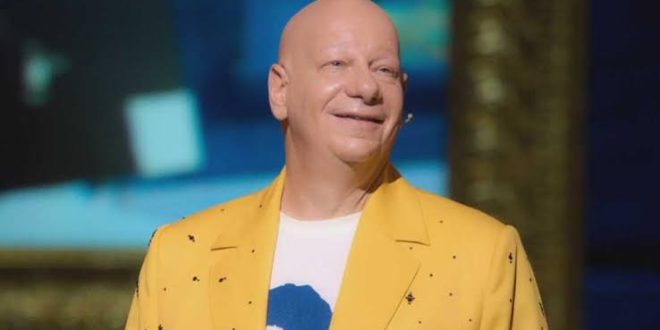 Stand-up komedi dünyasında bazı isimler yalnızca sahnedeki performanslarıyla değil, geliştirdikleri özgün tarzla da tarihe geçer. Jeff Ross, tam da bu isimlerden biridir. Özellikle "roast" adı verilen mizahi eleştiri gösterilerinin modern dönemdeki en önemli temsilcisi olarak kabul edilen Ross, sert ama zekice yazılmış esprileri, doğaçlama yeteneği ve kendine özgü sahne hakimiyeti sayesinde dünya çapında büyük bir hayran kitlesi edinmiştir.