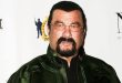 Aksiyon sinemasının en tanınmış isimlerinden biri olan Steven Seagal, dövüş sanatlarındaki ustalığını beyaz perdeye taşıyarak 1980'li ve 1990'lı yılların en popüler aksiyon yıldızlarından biri hâline gelmiştir. Oyuncu kimliğinin yanı sıra aikido ustası, yapımcı, yönetmen, senarist, müzisyen ve yazar olarak da tanınan Seagal, sert mizacı, kendine özgü dövüş tarzı ve adalet temalı karakterleriyle milyonlarca sinemaseverin hafızasında yer edinmiştir.