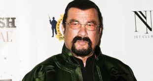 Aksiyon sinemasının en tanınmış isimlerinden biri olan Steven Seagal, dövüş sanatlarındaki ustalığını beyaz perdeye taşıyarak 1980'li ve 1990'lı yılların en popüler aksiyon yıldızlarından biri hâline gelmiştir. Oyuncu kimliğinin yanı sıra aikido ustası, yapımcı, yönetmen, senarist, müzisyen ve yazar olarak da tanınan Seagal, sert mizacı, kendine özgü dövüş tarzı ve adalet temalı karakterleriyle milyonlarca sinemaseverin hafızasında yer edinmiştir.
