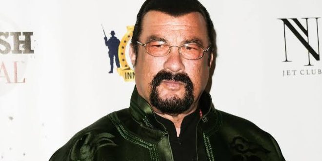 Aksiyon sinemasının en tanınmış isimlerinden biri olan Steven Seagal, dövüş sanatlarındaki ustalığını beyaz perdeye taşıyarak 1980'li ve 1990'lı yılların en popüler aksiyon yıldızlarından biri hâline gelmiştir. Oyuncu kimliğinin yanı sıra aikido ustası, yapımcı, yönetmen, senarist, müzisyen ve yazar olarak da tanınan Seagal, sert mizacı, kendine özgü dövüş tarzı ve adalet temalı karakterleriyle milyonlarca sinemaseverin hafızasında yer edinmiştir.