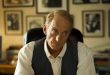 Charles Dance, zarif duruşu, etkileyici sesi ve güçlü ekran karizmasıyla İngiliz sinema ve televizyon dünyasının en saygın oyuncularından biridir. Kariyeri boyunca otoriter liderleri, aristokratları, stratejik zekâya sahip karakterleri ve unutulmaz kötü adamları başarıyla canlandıran Dance, hem Hollywood yapımlarında hem de İngiliz televizyon dizilerinde sergilediği performanslarla uluslararası ün kazanmıştır.