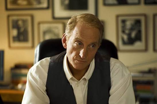 Charles Dance, zarif duruşu, etkileyici sesi ve güçlü ekran karizmasıyla İngiliz sinema ve televizyon dünyasının en saygın oyuncularından biridir. Kariyeri boyunca otoriter liderleri, aristokratları, stratejik zekâya sahip karakterleri ve unutulmaz kötü adamları başarıyla canlandıran Dance, hem Hollywood yapımlarında hem de İngiliz televizyon dizilerinde sergilediği performanslarla uluslararası ün kazanmıştır.