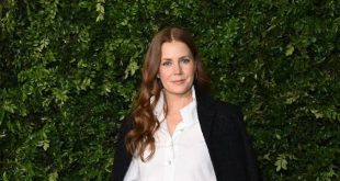 Hollywood'un en saygın ve çok yönlü oyuncularından biri olarak gösterilen Amy Adams, dramatik performansları, müzikal yeteneği ve farklı karakterlere başarıyla hayat verebilmesiyle sinema dünyasında özel bir konuma sahiptir. Kariyeri boyunca bağımsız filmlerden büyük bütçeli Hollywood yapımlarına kadar çok sayıda projede rol alan Adams, eleştirmenlerden aldığı övgüler ve prestijli ödül adaylıklarıyla çağımızın en başarılı oyuncularından biri olarak kabul edilmektedir.