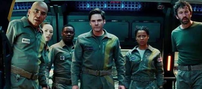2018 yılında Netflix üzerinden sürpriz bir şekilde izleyiciyle buluşan Tanrı Parçacığı (The Cloverfield Paradox), Cloverfield serisinin üçüncü filmi olarak dikkat çekmiştir. Yönetmenliğini Julius Onah'ın üstlendiği yapımın senaryosu Oren Uziel tarafından kaleme alınmış, yapımcılığını ise J. J. Abrams ve Lindsey Weber üstlenmiştir.