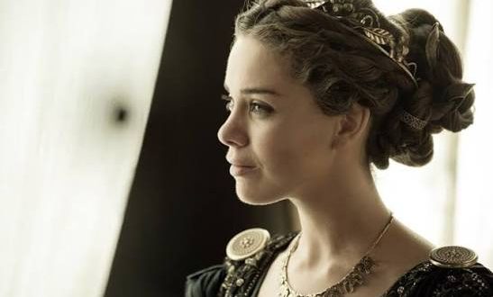 İngiliz televizyon ve sinemasının farklı türlerdeki yapımlarında kendisine yer bulan Roxanne McKee, özellikle Hollyoaks, Game of Thrones, Dominion ve Strike Back gibi dizilerdeki rolleriyle tanınan oyunculardan biridir. Kanada'da dünyaya gelen ancak İngiltere'de yetişen McKee, oyunculuk dünyasına klasik bir drama eğitiminin ardından değil, katıldığı bir yetenek seçmesi sayesinde adım atmıştır.