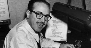 Dalton Trumbo, Hollywood tarihinin en dikkat çekici ve tartışmalı senaristlerinden biridir. Güçlü senaryoları, politik görüşleri ve ifade özgürlüğü konusundaki tavizsiz tutumuyla Amerikan sinemasında kalıcı bir iz bırakan Trumbo, özellikle Hollywood kara listesi döneminin en sembol isimlerinden biri olarak kabul edilir. Senaristlik kariyeri boyunca Roman Holiday, Spartacus ve The Brave One gibi önemli filmlere imza atan sanatçı, bir dönem kendi adıyla çalışması engellenmesine rağmen yazmayı bırakmadı.