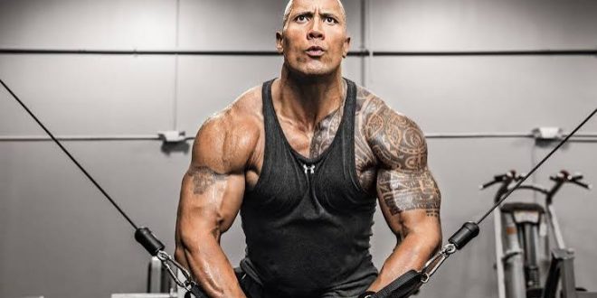 Dwayne Johnson, dünya genelinde milyonlarca hayranı bulunan, profesyonel güreş ve sinema dünyasının en başarılı isimlerinden biridir. Ringlerde The Rock adıyla kazandığı büyük şöhreti Hollywood'a taşıyan Johnson, aksiyon filmlerinden aile yapımlarına, komedilerden animasyon seslendirmelerine kadar geniş bir yelpazede rol alarak küresel bir yıldız hâline gelmiştir.
