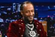Amerikan stand-up komedi dünyasının en sıra dışı isimlerinden biri olan Katt Williams, keskin mizah anlayışı, enerjik sahne performansları ve kendine özgü anlatım tarzıyla uzun yıllardır eğlence sektörünün en tanınan sanatçıları arasında yer almaktadır.