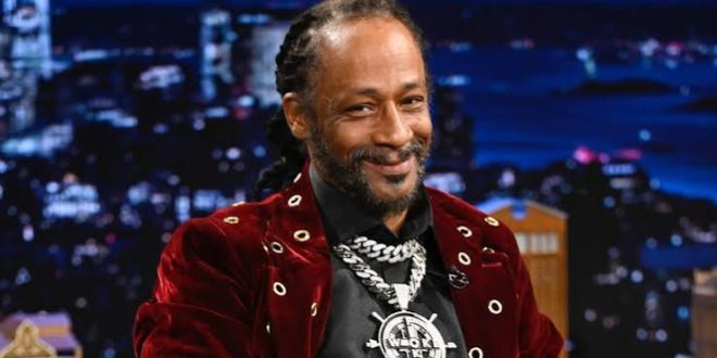 Amerikan stand-up komedi dünyasının en sıra dışı isimlerinden biri olan Katt Williams, keskin mizah anlayışı, enerjik sahne performansları ve kendine özgü anlatım tarzıyla uzun yıllardır eğlence sektörünün en tanınan sanatçıları arasında yer almaktadır.