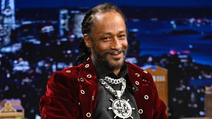 Amerikan stand-up komedi dünyasının en sıra dışı isimlerinden biri olan Katt Williams, keskin mizah anlayışı, enerjik sahne performansları ve kendine özgü anlatım tarzıyla uzun yıllardır eğlence sektörünün en tanınan sanatçıları arasında yer almaktadır.