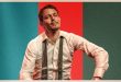 Amerikan stand-up komedi dünyasının son yıllarda en çok konuşulan isimlerinden biri olan Tony Hinchcliffe, sert mizah anlayışı, doğaçlama yeteneği ve "roast comedy" olarak bilinen alaycı komedi türündeki başarısıyla uluslararası ün kazanmıştır. Özellikle yarattığı Kill Tony adlı canlı podcast ve komedi programıyla milyonlarca izleyiciye ulaşan Hinchcliffe, genç komedyenlere sunduğu sahne fırsatları kadar keskin eleştirileriyle de dikkat çekmektedir.