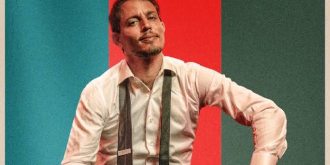 Amerikan stand-up komedi dünyasının son yıllarda en çok konuşulan isimlerinden biri olan Tony Hinchcliffe, sert mizah anlayışı, doğaçlama yeteneği ve "roast comedy" olarak bilinen alaycı komedi türündeki başarısıyla uluslararası ün kazanmıştır. Özellikle yarattığı Kill Tony adlı canlı podcast ve komedi programıyla milyonlarca izleyiciye ulaşan Hinchcliffe, genç komedyenlere sunduğu sahne fırsatları kadar keskin eleştirileriyle de dikkat çekmektedir.