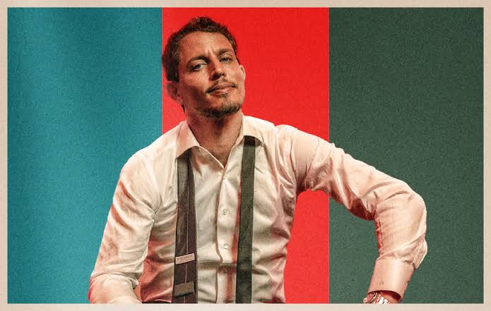 Amerikan stand-up komedi dünyasının son yıllarda en çok konuşulan isimlerinden biri olan Tony Hinchcliffe, sert mizah anlayışı, doğaçlama yeteneği ve "roast comedy" olarak bilinen alaycı komedi türündeki başarısıyla uluslararası ün kazanmıştır. Özellikle yarattığı Kill Tony adlı canlı podcast ve komedi programıyla milyonlarca izleyiciye ulaşan Hinchcliffe, genç komedyenlere sunduğu sahne fırsatları kadar keskin eleştirileriyle de dikkat çekmektedir.