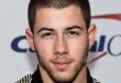 Pop müziğin son yirmi yılına damga vuran isimlerden biri olan Nick Jonas, hem müzik hem de oyunculuk alanında elde ettiği başarılarla uluslararası çapta tanınan bir sanatçıdır. Jonas Brothers grubunun en genç üyelerinden biri olarak çocuk yaşta şöhrete kavuşan Jonas, yıllar içinde solo kariyeri, oyunculuk performansları ve yapımcılık çalışmalarıyla çok yönlü bir sanatçı kimliği oluşturmuştur.