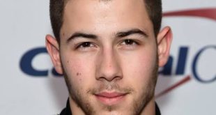 Pop müziğin son yirmi yılına damga vuran isimlerden biri olan Nick Jonas, hem müzik hem de oyunculuk alanında elde ettiği başarılarla uluslararası çapta tanınan bir sanatçıdır. Jonas Brothers grubunun en genç üyelerinden biri olarak çocuk yaşta şöhrete kavuşan Jonas, yıllar içinde solo kariyeri, oyunculuk performansları ve yapımcılık çalışmalarıyla çok yönlü bir sanatçı kimliği oluşturmuştur.