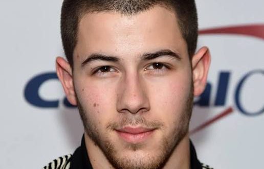 Pop müziğin son yirmi yılına damga vuran isimlerden biri olan Nick Jonas, hem müzik hem de oyunculuk alanında elde ettiği başarılarla uluslararası çapta tanınan bir sanatçıdır. Jonas Brothers grubunun en genç üyelerinden biri olarak çocuk yaşta şöhrete kavuşan Jonas, yıllar içinde solo kariyeri, oyunculuk performansları ve yapımcılık çalışmalarıyla çok yönlü bir sanatçı kimliği oluşturmuştur.