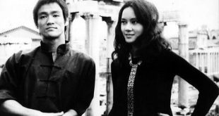 Hong Kong sinemasının altın çağında adını duyuran Nora Miao, 1970'li yılların en tanınmış kadın oyuncularından biri olarak kabul edilir. Özellikle dövüş sanatları filmlerinin dünya çapında ilgi görmeye başladığı dönemde, Bruce Lee ve Jackie Chan gibi efsane isimlerle aynı yapımlarda yer alarak uluslararası bir üne kavuşmuştur. Güzelliği, doğal oyunculuğu ve güçlü ekran karizması sayesinde yalnızca aksiyon filmlerinin değil, romantik ve dramatik yapımların da aranan oyuncuları arasında yer almıştır.