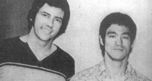 Aksiyon sinemasının ve dövüş sanatları dünyasının saygın isimlerinden biri olan Robert Wall, başarılı bir karate ustası, eğitmen ve oyuncu olarak özellikle Bruce Lee ile birlikte rol aldığı filmler sayesinde uluslararası üne kavuşmuştur. Sinemada çoğunlukla sert ve güçlü rakip karakterleri canlandıran Wall, gerçek dövüş sanatları geçmişini beyaz perdeye taşıyan isimlerden biri olarak kabul edilir.