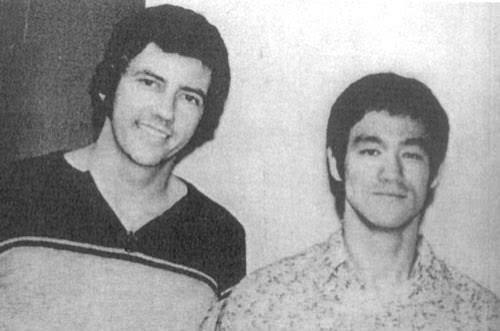 Aksiyon sinemasının ve dövüş sanatları dünyasının saygın isimlerinden biri olan Robert Wall, başarılı bir karate ustası, eğitmen ve oyuncu olarak özellikle Bruce Lee ile birlikte rol aldığı filmler sayesinde uluslararası üne kavuşmuştur. Sinemada çoğunlukla sert ve güçlü rakip karakterleri canlandıran Wall, gerçek dövüş sanatları geçmişini beyaz perdeye taşıyan isimlerden biri olarak kabul edilir.