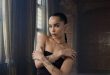 Hollywood'un son yıllarda adından en çok söz ettiren isimlerinden biri olan Zoë Kravitz, yalnızca başarılı oyunculuğuyla değil; müzik kariyeri, moda dünyasındaki etkisi ve güçlü duruşuyla da uluslararası çapta tanınan çok yönlü bir sanatçıdır. Ünlü müzisyen Lenny Kravitz ile oyuncu Lisa Bonet'nin kızı olarak dünyaya gelen Zoë Kravitz, ailesinin gölgesinde kalmak yerine kendi kariyerini inşa ederek sinema sektörünün en dikkat çeken kadın oyuncularından biri olmayı başarmıştır.