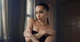 Hollywood'un son yıllarda adından en çok söz ettiren isimlerinden biri olan Zoë Kravitz, yalnızca başarılı oyunculuğuyla değil; müzik kariyeri, moda dünyasındaki etkisi ve güçlü duruşuyla da uluslararası çapta tanınan çok yönlü bir sanatçıdır. Ünlü müzisyen Lenny Kravitz ile oyuncu Lisa Bonet'nin kızı olarak dünyaya gelen Zoë Kravitz, ailesinin gölgesinde kalmak yerine kendi kariyerini inşa ederek sinema sektörünün en dikkat çeken kadın oyuncularından biri olmayı başarmıştır.