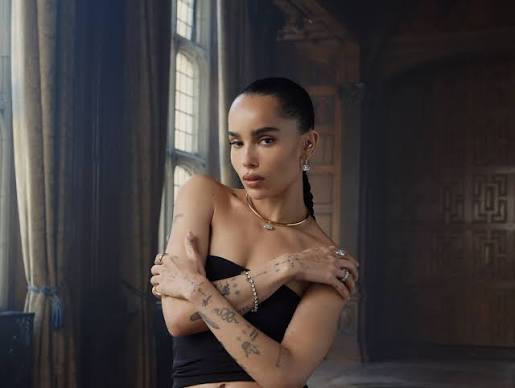 Hollywood'un son yıllarda adından en çok söz ettiren isimlerinden biri olan Zoë Kravitz, yalnızca başarılı oyunculuğuyla değil; müzik kariyeri, moda dünyasındaki etkisi ve güçlü duruşuyla da uluslararası çapta tanınan çok yönlü bir sanatçıdır. Ünlü müzisyen Lenny Kravitz ile oyuncu Lisa Bonet'nin kızı olarak dünyaya gelen Zoë Kravitz, ailesinin gölgesinde kalmak yerine kendi kariyerini inşa ederek sinema sektörünün en dikkat çeken kadın oyuncularından biri olmayı başarmıştır.